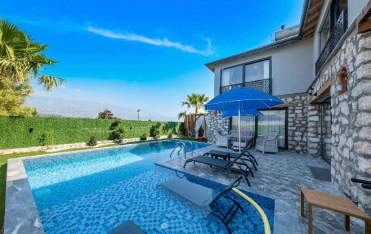  Villa İlkay 2’nin özel havuzu ve güneşlenme alanı ile keyifli tatil imkânı