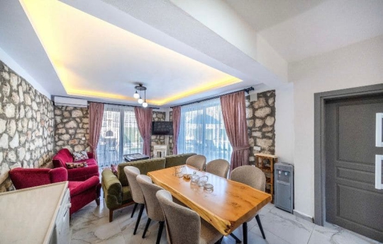 Villa İlkay 2’nin  geniş yemek alanı ve açık mutfak konsepti