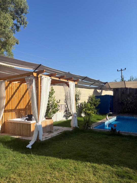 Villa İlkay 5 Seydikemer Çobanlar’da gölgelikli oturma alanı ve havuz