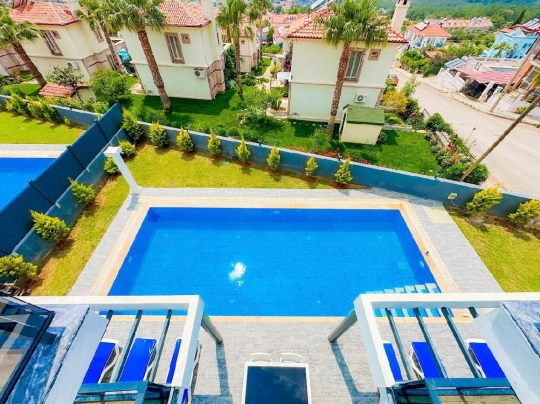 Villa Lazzoni  özel yüzme havuzu ve bahçe alanı