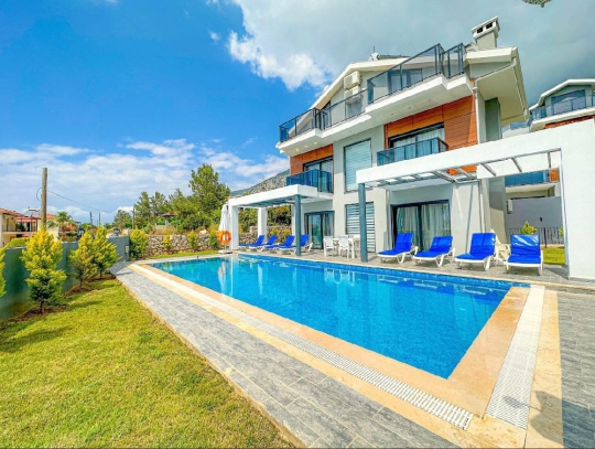 Villa Lazzoni geniş yüzme havuzu ve modern mimari