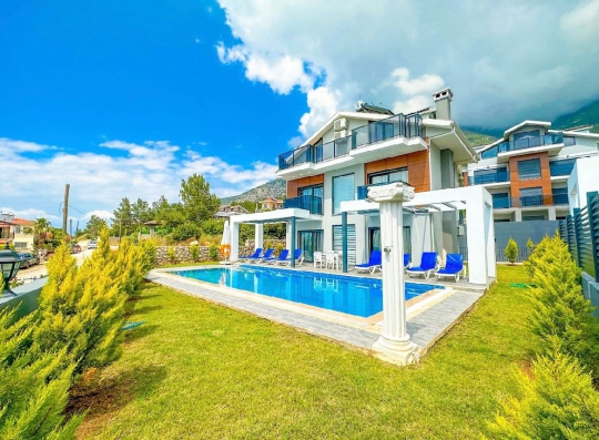 Fethiye Ovacık Villa Lazzoni bahçe ve havuz manzaralı  villa
