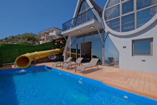 Alınca’da Villa Kokina sonsuzluk havuzlu lüks kiralık villa gün batımı manzarası