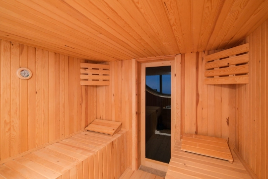 Villa Kokina sauna alanı Alınca’da ahşap detaylı lüks spa deneyimi
