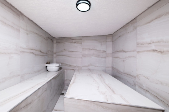 Villa Kokina hamamlı villa Alınca’da mermer detaylı özel spa alanı