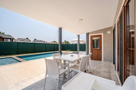 Korunaklı havuz başı oturma alanı ve dış yemek masası Villa Kerim 1