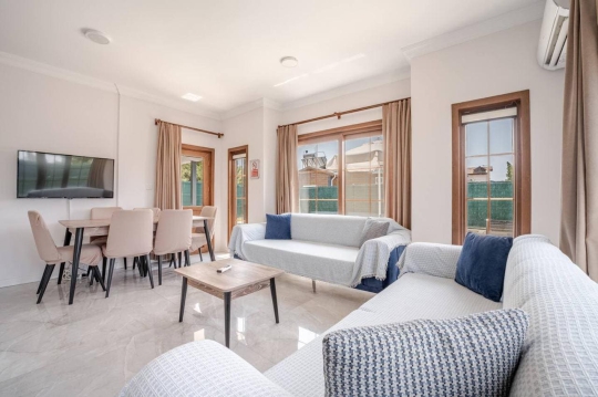 Geniş oturma grubu ve aydınlık iç mekan tasarımı Villa Kerim 2