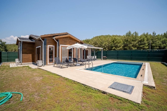 Villa Kerim 1 geniş bahçe alanı ve özel yüzme havuzu görünümü