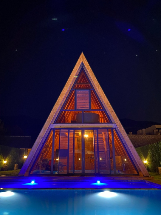 Dikmen Bungalov Fethiye Karaçulha’da gece aydınlatmalı A-frame villa