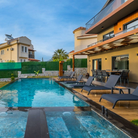 Villa Elvin 1 Fethiye Ovacık ta akşam ışıklandırmalı özel yüzme havuzu ve bahçe keyfi