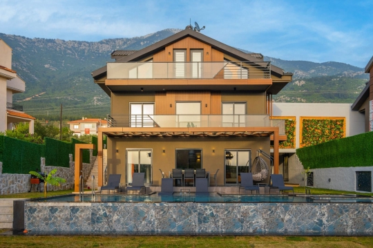 Villa Elvin 1 Fethiye Ovacık ta geniş bahçeli ve modern mimarili villa dış cephe görüntüsü