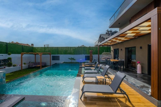 Villa Elvin 1 Fethiye Ovacık ta akşam ışıklandırmalı özel yüzme havuzu ve bahçe keyfi