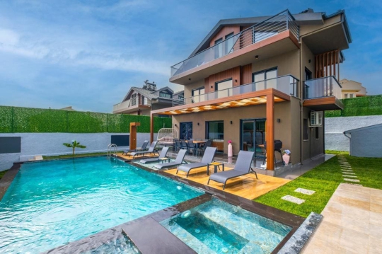 Villa Elvin 1 Fethiye Ovacık ta geniş bahçeli ve modern mimarili villa dış cephe görüntüsü
