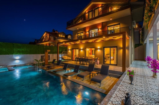 Villa Elvin 2 Fethiye Ovacık ta akşam ışıklandırmalı özel yüzme havuzu ve bahçe keyfi