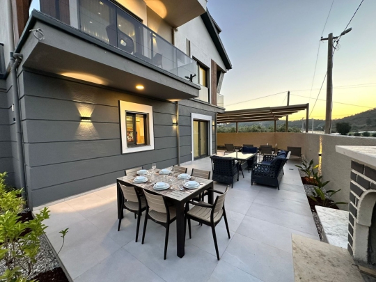 Fethiye Karagedik Villa Berlina geniş bahçe ve yemek alanı görünümü