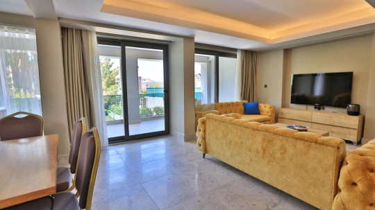 Villa Fatih havuz manzaralı modern salon tasarımı