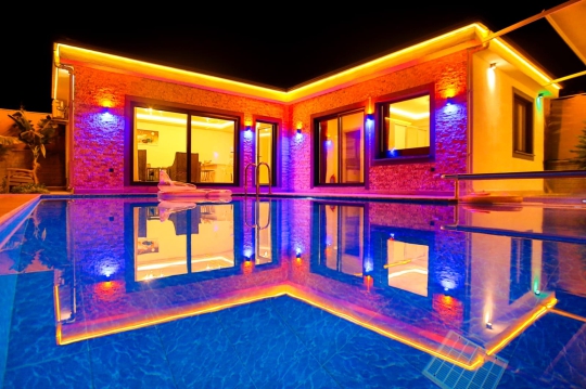 Villa Sole 2’nin gece konseptli havuz terası ve huzurlu tatil atmosferi.