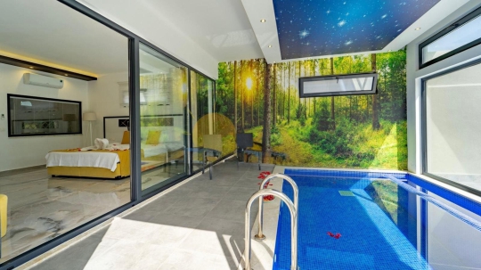Fethiye muhafazakar villa seçenekleri arasında yer alan Villa Marin’in özel sauna alanı ve lüks detayları
