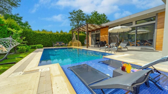 Villa Marin’in kapalı ısıtmalı havuzu, modern havuz tasarımı ve dört mevsim kullanıma uygun iç alanı