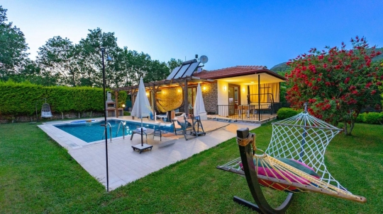 Akşam ışıklarında Villa Azure Mio’nun özel havuzlu lüks villa konsepti