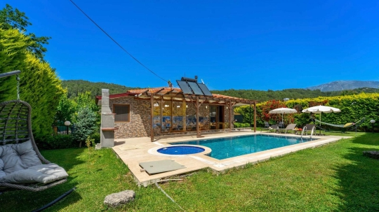 Villa Azure Mio’nun doğa manzaralı özel havuz ve güneşlenme alanı