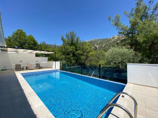 Kalkan İslamlar’da doğa manzaralı Villa Les havuz terası ve dinlenme alanı