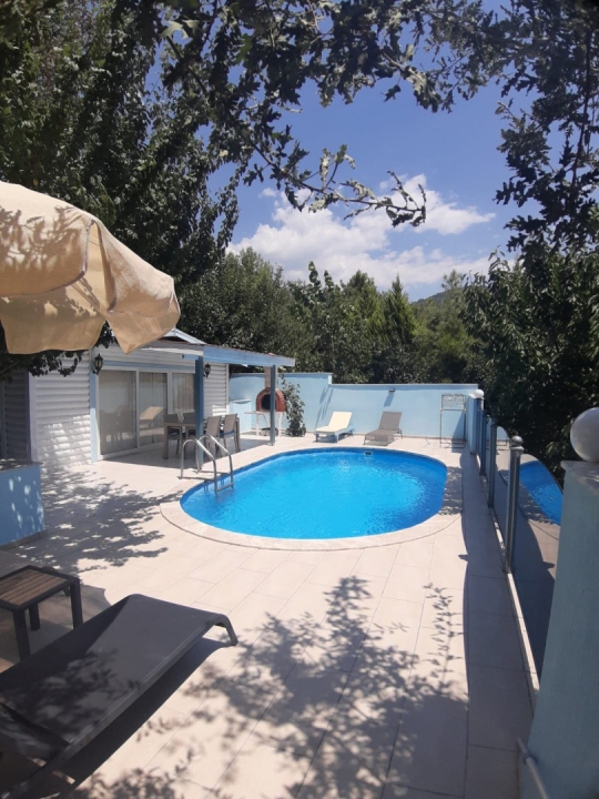 Muhafazakâr konsepte sahip Villa İsken’de korunaklı havuz keyfi ve konforlu bahçe alanı