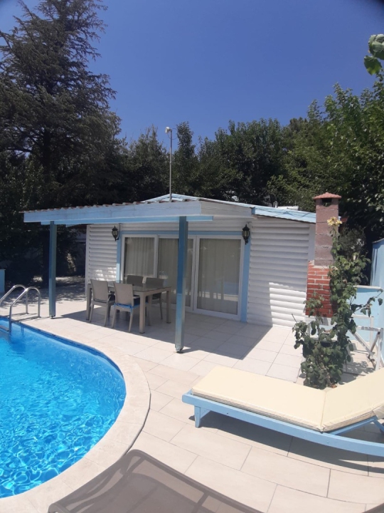 Villa İsken’in dış cephe görünümü ve özel havuz alanı – balayı çiftlerine uygun kiralık villa