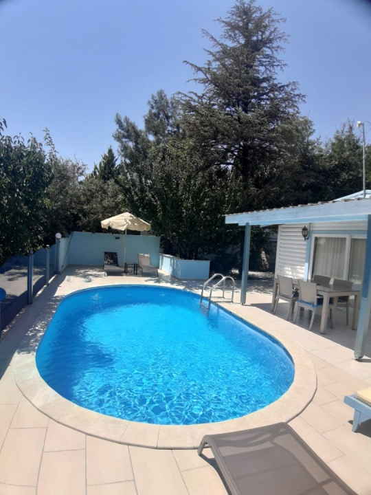 Villa İsken’in geniş havuzu ve güneşlenme alanı – doğa içerisinde huzurlu Kalkan villası