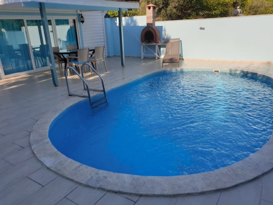 Jakuzili balayı villası Villa Sezer’in korunaklı havuz detayı