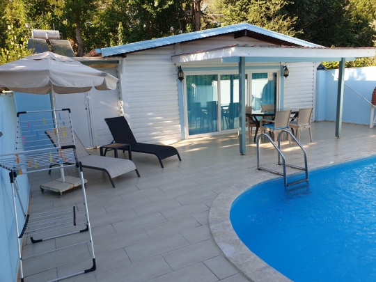 Villa Sezer’in özel havuzu ve huzurlu bahçe atmosferi