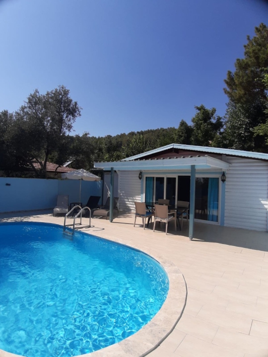 Kalkan’da doğa manzaralı Villa Sezer havuz terası ve dinlenme alanı