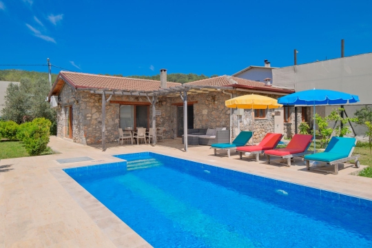 Fethiye Kayaköy’de doğa manzaralı özel havuzlu villa terası