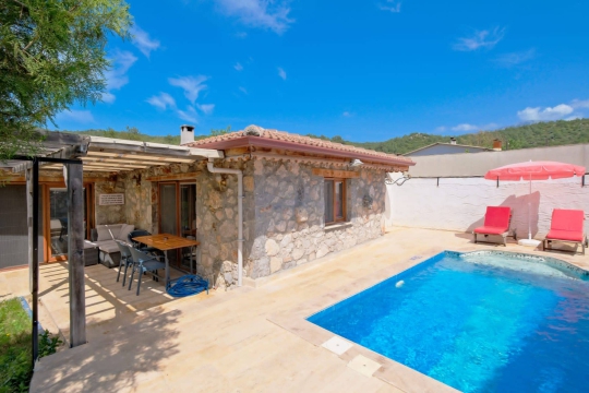 Muhafazakâr yapıya sahip özel yüzme havuzlu taş villa dış cephesi
