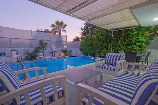 Villa Hank’in Fethiye Çalış’taki özel havuzlu dış görünümü ve geniş veranda alanı
