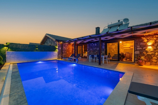 Fethiye Çiftlik’te akşam ışıklandırmalı özel havuzlu Villa Öz 1