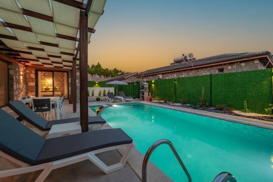 Fethiye Çiftlik’te Villa Öz 2’nin özel havuz ve veranda tasarımı
