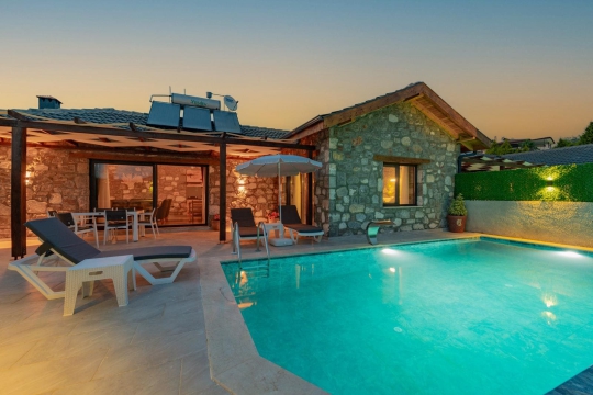 Fethiye Çiftlik’te Villa Öz 3’ün akşam ışıklandırmalı havuz alanı
