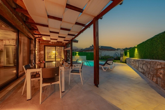 Fethiye Çiftlik’te Villa Öz 3’ün geniş veranda ve oturma alanı