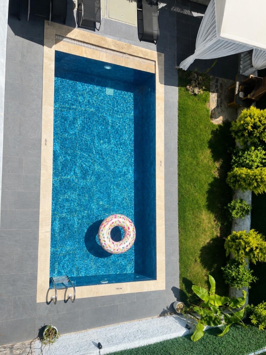 Villa Ekvator 2 Fethiye Ovacık’ta yukarıdan havuz görünümü ve korunaklı özel yaşam alanı