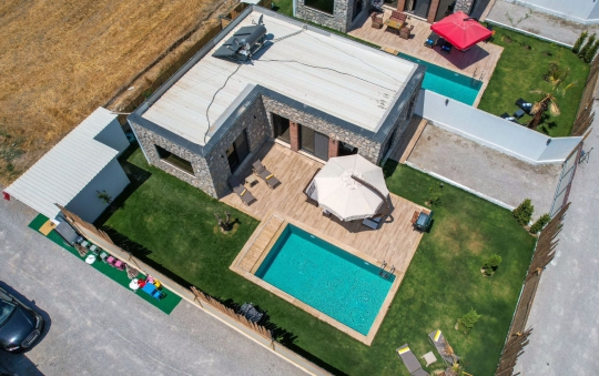 Villa Honey 1’in kuş bakışı görünümü, korunaklı havuzu ve müstakil bahçe alanıyla muhafazakar ailelere uygundur.