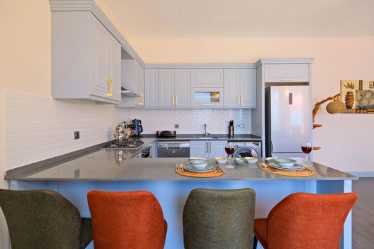 Villa Honey 1’in modern mutfağı ve şık yemek alanı, keyifli aile tatilleri için özenle hazırlanmıştır.