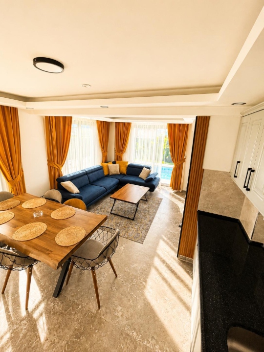 Villa Ekvator 1 Fethiye Ovacık’ta geniş ve ferah salon alanı modern dekorasyonuyla misafirlerini ağırlıyor