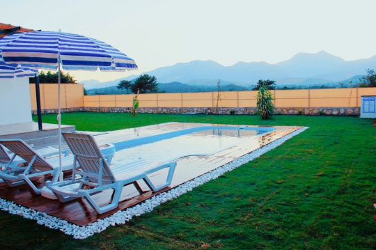 Villa Elmas 1’in gece aydınlatmalı özel yüzme havuzu ve doğa manzarasıyla keyifli villa tatili deneyimi.