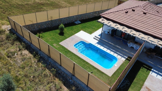 Seydikemer’de bulunan Villa Elmas 2’nin üstten görünümüyle özel havuzlu ve muhafazakar villa konsepti.