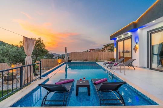 Villa Tawny 1’in gün batımı manzaralı özel yüzme havuzu ve korunaklı bahçe alanıyla huzurlu tatil deneyimi.