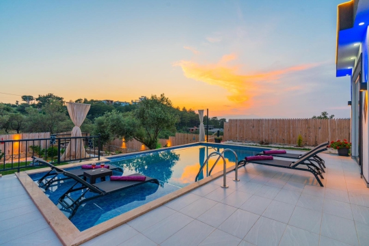 Kalkan Akbel’de bulunan Villa Tawny 1’in geniş havuz terası ve doğa manzarasıyla keyifli yaz tatili fırsatı.