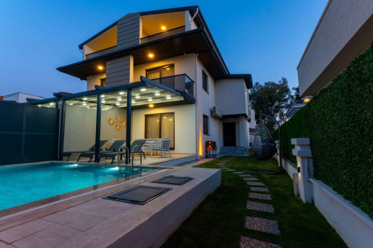 Fethiye Çalış’ta konumlanan Villa Menteş 2’nin modern mimarisi, özel havuzu ve şık dış cephe tasarımı