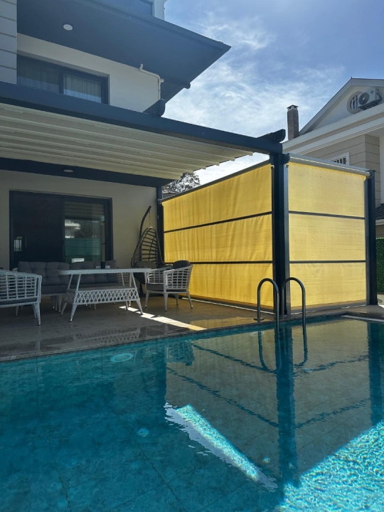 Villa Menteş 2’de korunaklı havuz terası ve konforlu oturma alanı ile huzurlu tatil keyfi sizleri bekliyor.
