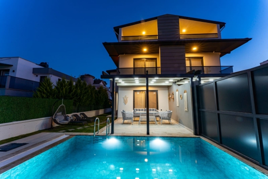 Villa Menteş 1’de özel havuz başında huzurlu akşam keyfi ve şık villa mimarisi.